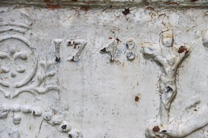 Plaque de cheminée. Deux colonnes datées...