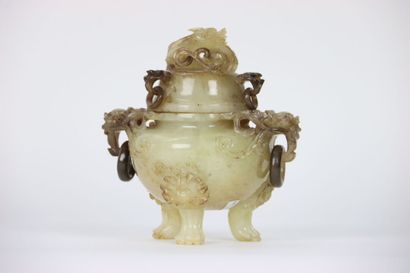 CHINA. Covered pot in stone of lard. It rests...