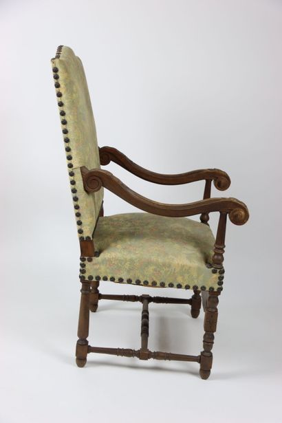 Réunion de deux fauteuils et d'un canapé...