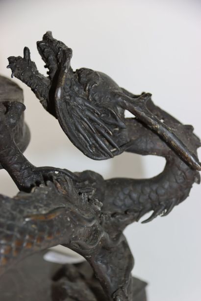 CHINA. Large brazier in patinated bronze...