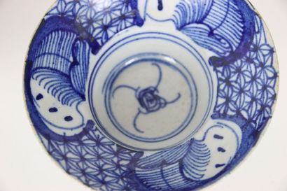 CHINA: Meeting of 4 blue and white ceramic...