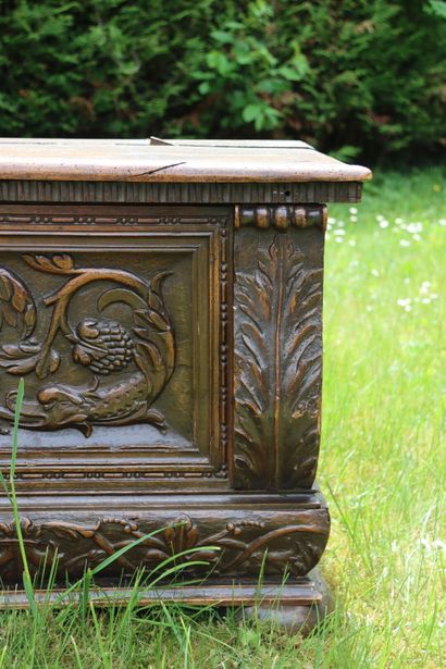 Coffre en bois naturel richement sculpté....