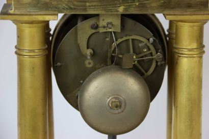 Pendule portique en bronze doré, le cadran...
