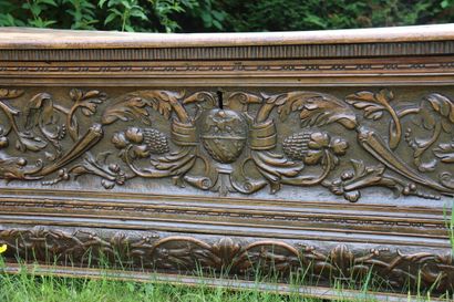Coffre en bois naturel richement sculpté....