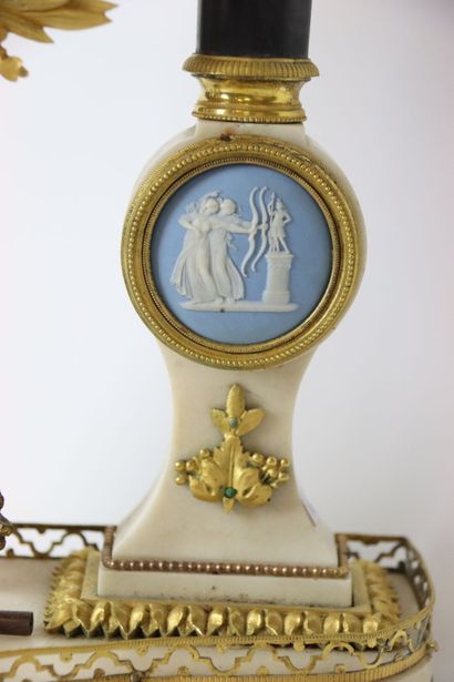 Pendule portique XVIIIème, en marbre blanc...