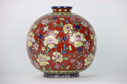 Large colonial vase in red enamel with floral...