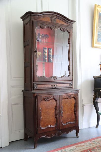 Vitrine en bois mouluré et sculpté ouvrant...