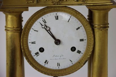 Pendule portique en bronze doré, le cadran...