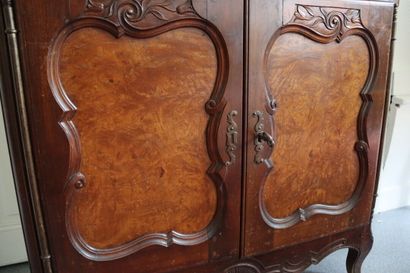 Vitrine en bois mouluré et sculpté ouvrant...