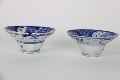 CHINA: Meeting of 4 blue and white ceramic...