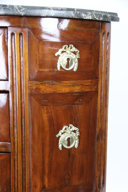 Commode demi-lune
Petite commode demi lune....