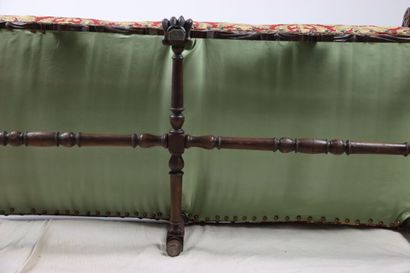 Réunion de deux fauteuils et d'un canapé...
