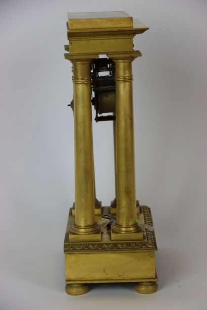Pendule portique en bronze doré, le cadran...