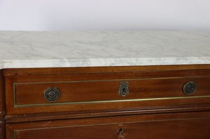 Secrétaire droit en placage d'acajou, ouvrant...