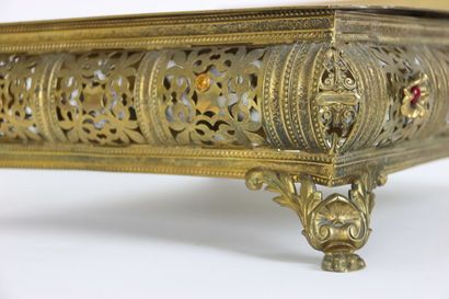 Porte-missel en laiton doré à décor de fleurs,...
