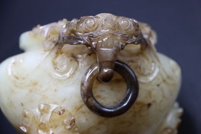 CHINA. Covered pot in stone of lard. It rests...