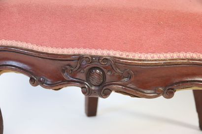 Fauteuil en bois mouluré et sculpté. Garniture...