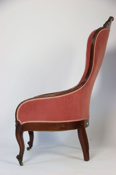 Fauteuil en bois mouluré et sculpté. Garniture...