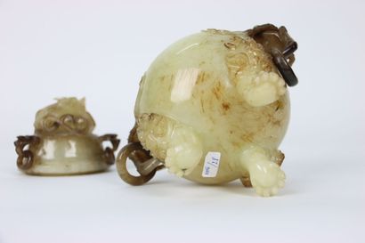 CHINA. Covered pot in stone of lard. It rests...