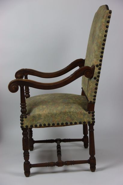 Réunion de deux fauteuils et d'un canapé...