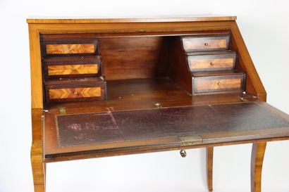 Un bureau de pente en noyer mouluré et sculpté,...
