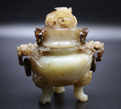 CHINA. Covered pot in stone of lard. It rests...