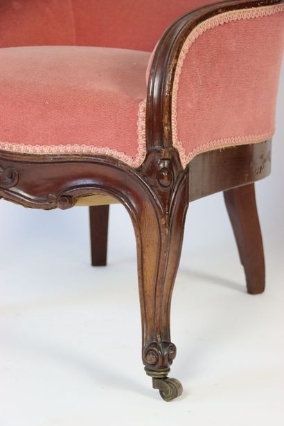 Fauteuil en bois mouluré et sculpté. Garniture...