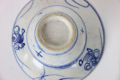 CHINA: Meeting of 4 blue and white ceramic...
