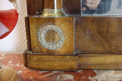 Miroir en acajou et placage d'acajou et bronzes...