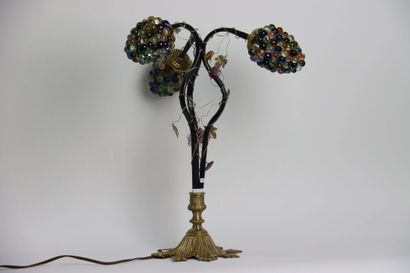 Lampe à décor de grappes de billes polychromes....