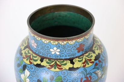 CHINA. Baluster vase in cloisonné bronze...