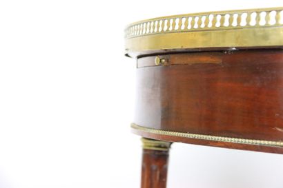 Table bouillotte en acajou et placage d'acajou...