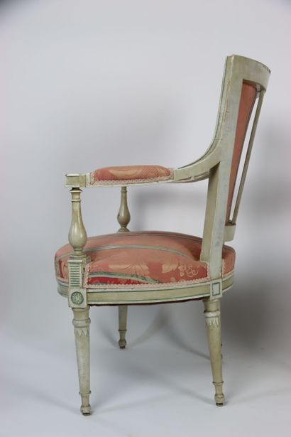 Paire de fauteuils en bois laqué teinte crème...
