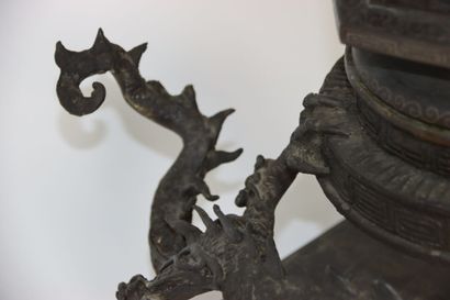CHINA. Large brazier in patinated bronze...