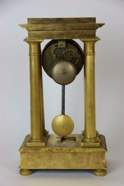 Pendule portique en bronze doré, le cadran...