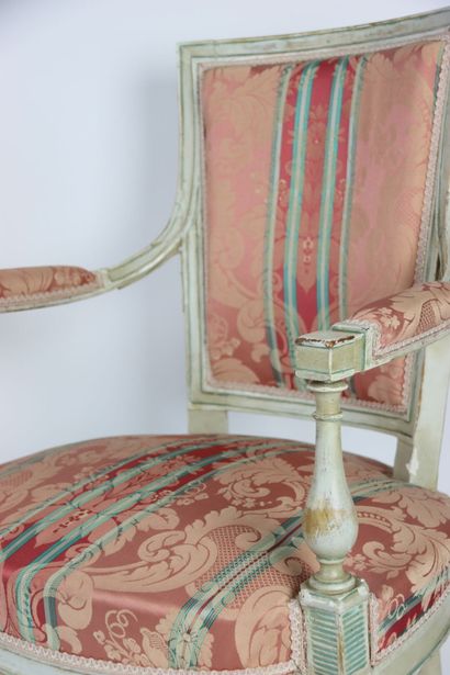 Paire de fauteuils en bois laqué teinte crème...