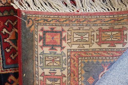 Carpet. Dimensions: 175 x 122cm