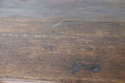 Coffre en chêne sculpté , travail du XVIIIe...