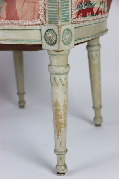 Paire de fauteuils en bois laqué teinte crème...