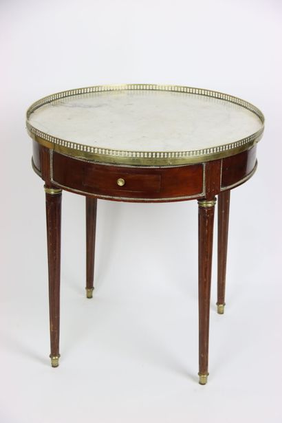 Table bouillotte en acajou et placage d'acajou...