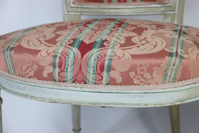 Paire de fauteuils en bois laqué teinte crème...