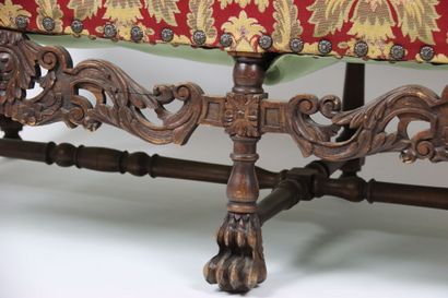 Réunion de deux fauteuils et d'un canapé...