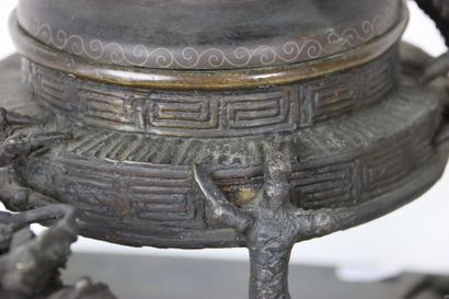 CHINA. Large brazier in patinated bronze...