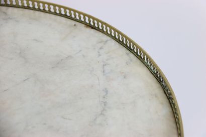 Table bouillotte en acajou et placage d'acajou...