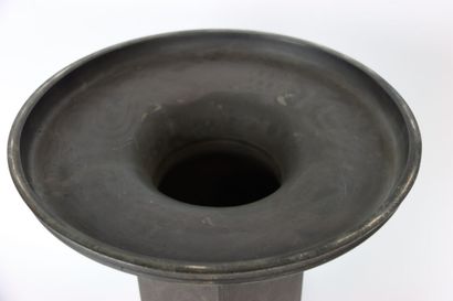 CHINA. Large brazier in patinated bronze...