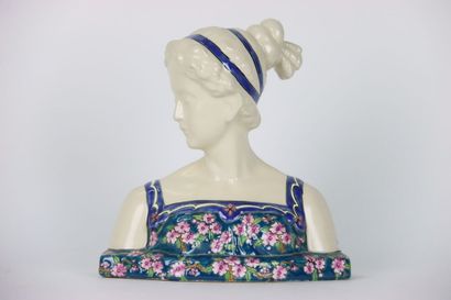 Important bust of a woman in crackle with...