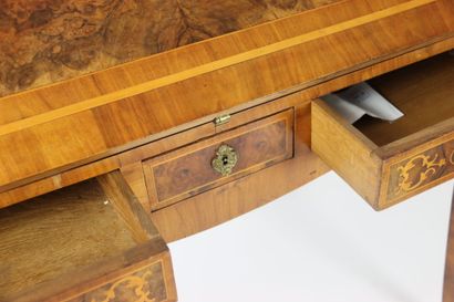 Un bureau de pente en noyer mouluré et sculpté,...