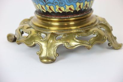 CHINA. Baluster vase in cloisonné bronze...