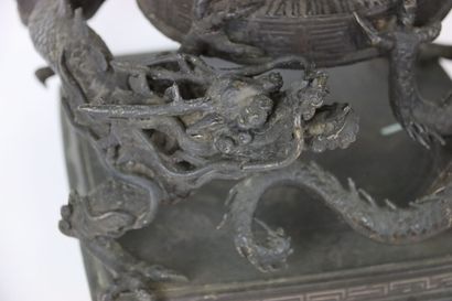 CHINA. Large brazier in patinated bronze...