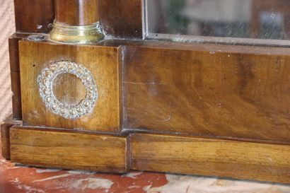 Miroir en acajou et placage d'acajou et bronzes...